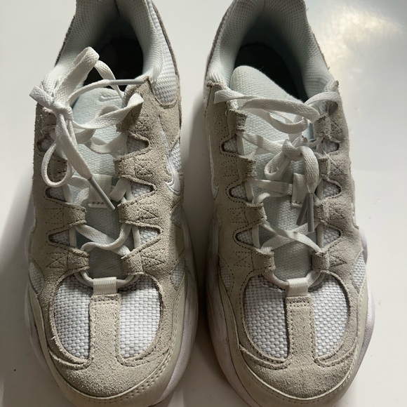 Nike White and Gray Sneakers - Picture 7 of 8